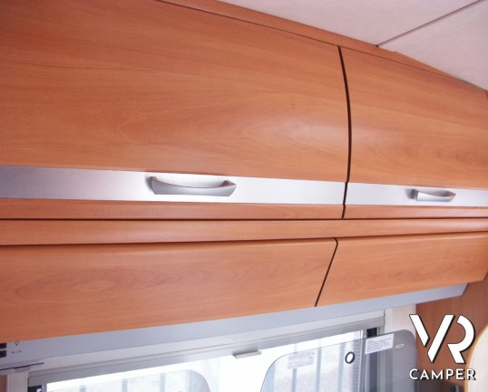 Wilk 450 Deluxe: caravan usata con 4 posti letto, dinette a ferro di cavallo e letto alla francese.