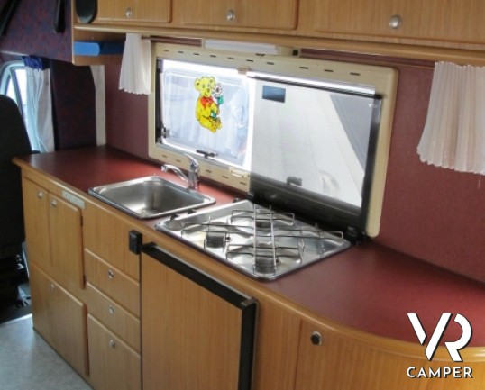 Wingamm Oasi 540: camper usato in monoscocca di vetroresina con portamoto e letto basculante, omologato 5 posti.