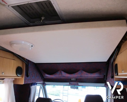 Wingamm Oasi 540: camper usato in monoscocca di vetroresina con portamoto e letto basculante, omologato 5 posti.