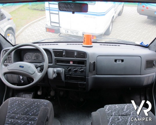 Wingamm Oasi 540: camper usato in monoscocca di vetroresina con portamoto e letto basculante, omologato 5 posti.