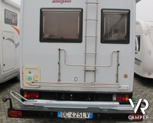 Wingamm Oasi 540: camper usato in monoscocca di vetroresina con portamoto e letto basculante, omologato 5 posti.