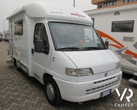 Wingamm Oasi 540: camper usato in monoscocca di vetroresina con portamoto e letto basculante, omologato 5 posti.