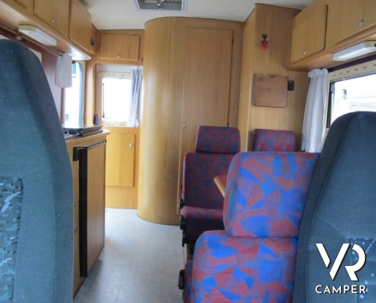 Wingamm Oasi 540: camper usato in monoscocca di vetroresina con portamoto e letto basculante, omologato 5 posti.