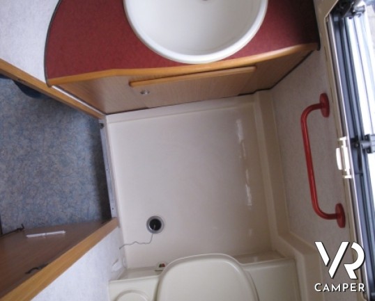 Wingamm Oasi 540: camper usato in monoscocca di vetroresina con portamoto e letto basculante, omologato 5 posti.