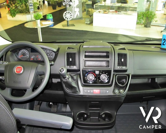 Carado Vlow 600_furgonato 3 posti letto_letto matrimoniale trasversale_furgone nuovo_furgone carado_italiavr_vendita camper nuovi e usati torino druen