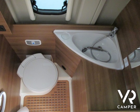 Carado Vlow 600_furgonato 3 posti letto_letto matrimoniale trasversale_furgone nuovo_furgone carado_italiavr_vendita camper nuovi e usati torino druen