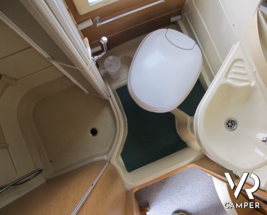 Laika Ecovip 2.1 Classic: camper usato mansardato 5 posti letto, con climatizzatore, inverter, portabici