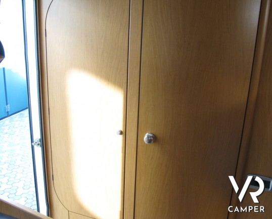 Laika Ecovip 2.1 Classic: camper usato mansardato 5 posti letto, con climatizzatore, inverter, portabici