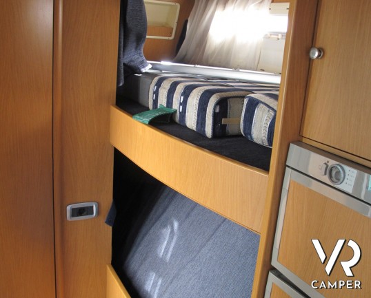 Laika Ecovip 2.1 Classic: camper usato mansardato 5 posti letto, con climatizzatore, inverter, portabici