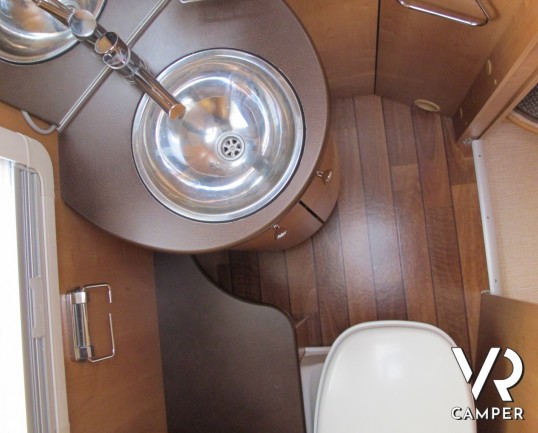 Rapido 9097 F: camper motorhome usato con pochi chilometri, 4 posti letto, veranda e garage