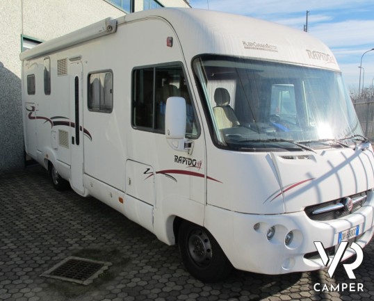 Rapido 9097 F: camper motorhome usato con pochi chilometri, 4 posti letto, veranda e garage