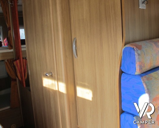 Rimor Koala 49: camper mansardato usato, con doppia dinette e letti a castello, ideale per famiglie