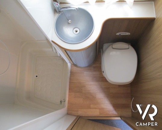 Rimor Koala 49: camper mansardato usato, con doppia dinette e letti a castello, ideale per famiglie