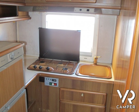 Rimor Super Brig 628: Camper usato mansardato 6 posti letto, con frigorifero grande, veranda, portamoto