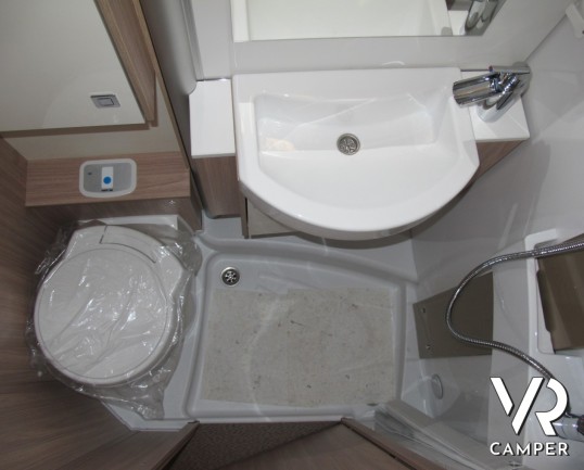 Burstner Ixeo I 690 G_camper motorhome_letti gemelli in coda_letto basculante_camper con garage_italiavr vendita camper torino druento