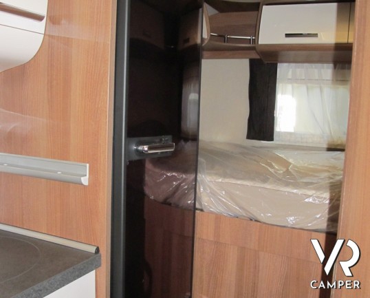 Carthago C-Compactline I 138 DB_camper motorhome_letto matrimoniale_letto basculante_4 posti letto_ frigorifero grande_ampia dinette_garage biciclette