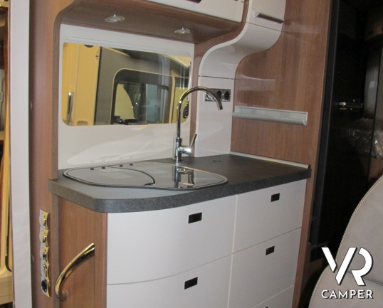 Carthago C-Compactline I 138 DB_camper motorhome_letto matrimoniale_letto basculante_4 posti letto_ frigorifero grande_ampia dinette_garage biciclette