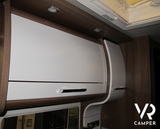 Carthago C-Compactline I 138 DB_camper motorhome_letto matrimoniale_letto basculante_4 posti letto_ frigorifero grande_ampia dinette_garage biciclette