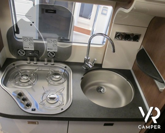 Carthago C-Compactline I 138 DB_camper motorhome_letto matrimoniale_letto basculante_4 posti letto_ frigorifero grande_ampia dinette_garage biciclette