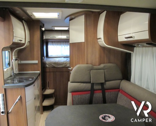 Carthago C-Compactline I 138 DB_camper motorhome_letto matrimoniale_letto basculante_4 posti letto_ frigorifero grande_ampia dinette_garage biciclette