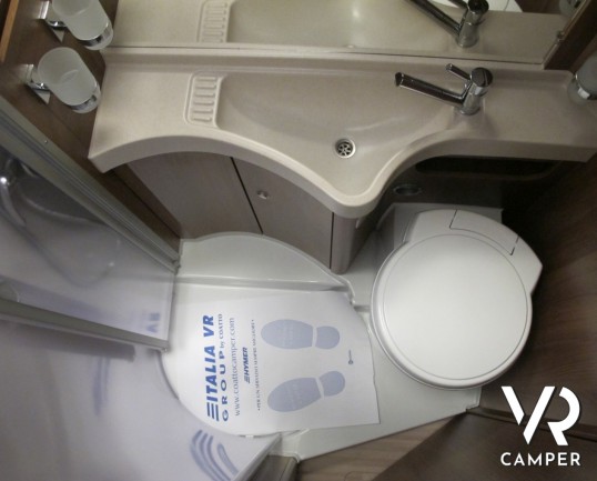 Carthago C-Compactline I 138 DB_camper motorhome_letto matrimoniale_letto basculante_4 posti letto_ frigorifero grande_ampia dinette_garage biciclette