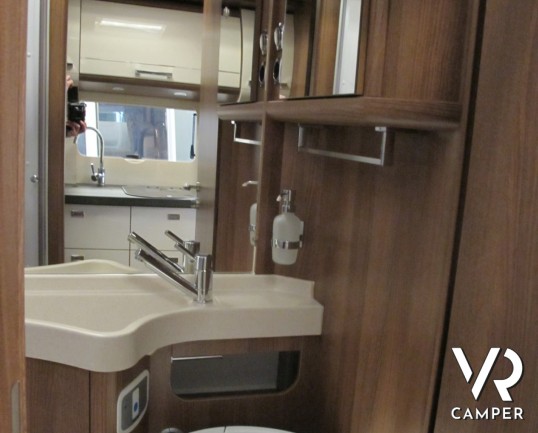 Carthago C-Compactline I 138 DB_camper motorhome_letto matrimoniale_letto basculante_4 posti letto_ frigorifero grande_ampia dinette_garage biciclette