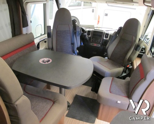 Carthago C-Compactline I 138 DB_camper motorhome_letto matrimoniale_letto basculante_4 posti letto_ frigorifero grande_ampia dinette_garage biciclette