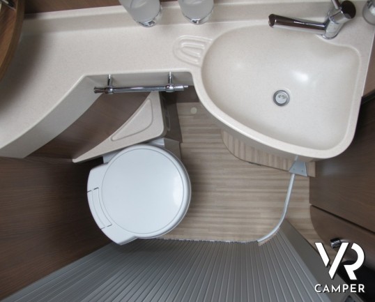 Carthago C-Tourer I 144 LE Epic_camper motorhome_camper pochi chilometri_camper 2017_veranda_portabici_antenna satellitare