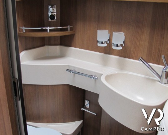 Carthago C-Tourer I 144 LE Epic_camper motorhome_camper pochi chilometri_camper 2017_veranda_portabici_antenna satellitare