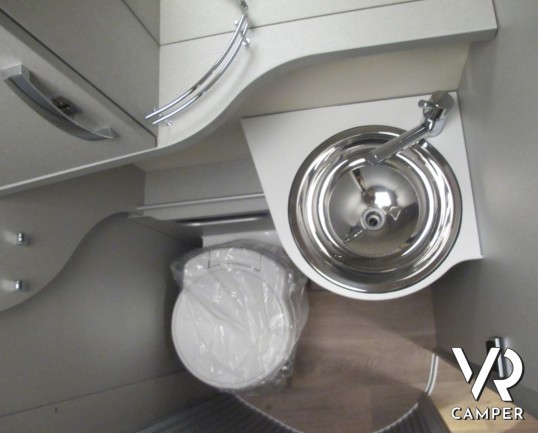 Hymer Tramp GL 578 "Ambition": camper nuovo semintegrale con letti gemelli, letto basculante, bagno e doccia separati_italiavr vendita camper torino d