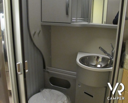 Hymer Tramp GL 578 "Ambition": camper nuovo semintegrale con letti gemelli, letto basculante, bagno e doccia separati_italiavr vendita camper torino d