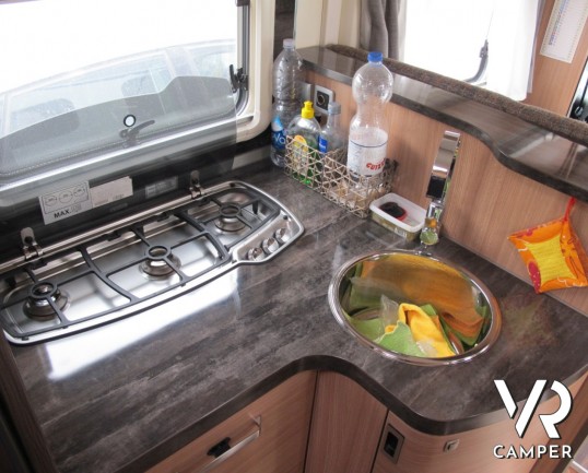 Knaus Sky Wave 650 MG_camper semintegrale_camper letto matrimoniale_ampia dinette_camper con garage_camper in vendita a torino druento