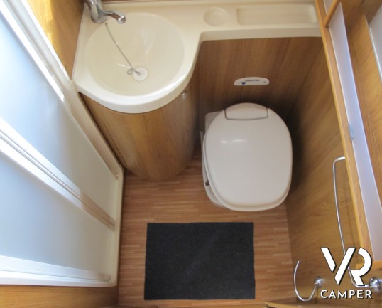 Rimor Super Brig 687_camper mansardato usato con garage_ampia dinette_bagno con doccia separata_camper usati occasione_concessionaria camper torino dr