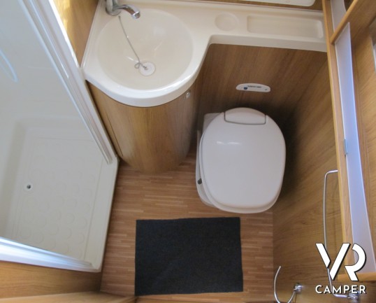 Rimor Super Brig 687_camper mansardato usato con garage_ampia dinette_bagno con doccia separata_camper usati occasione_concessionaria camper torino dr