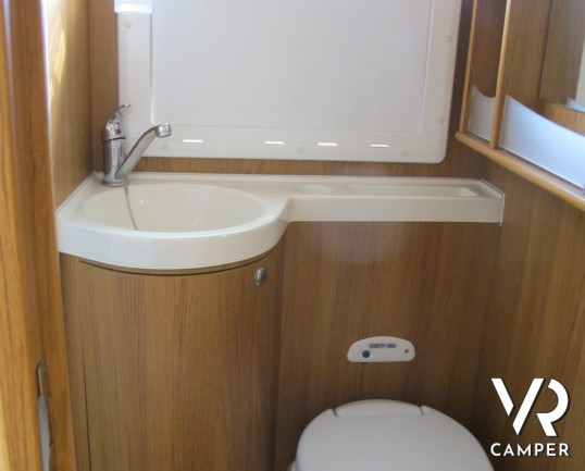 Rimor Super Brig 687_camper mansardato usato con garage_ampia dinette_bagno con doccia separata_camper usati occasione_concessionaria camper torino dr