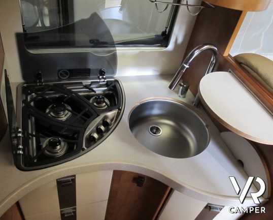 Carthago Chic C-Line I 5.0: camper motorhome nuovo con letto nautico posteriore, patente C, 4 posti omologato, ampio garage e dinette comoda.