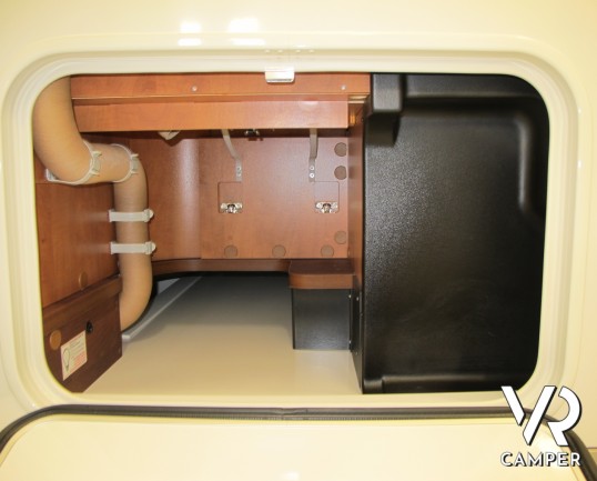 Carthago Chic C-Line I 5.0: camper motorhome nuovo con letto nautico posteriore, patente C, 4 posti omologato, ampio garage e dinette comoda.