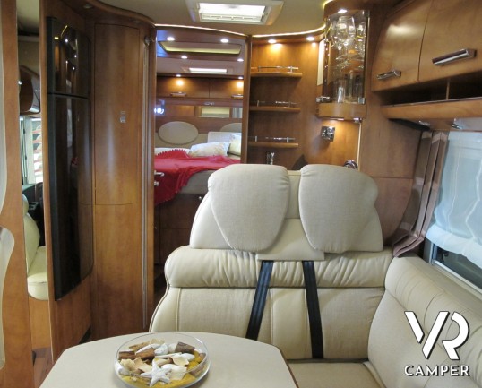 Carthago Chic C-Line I 5.0: camper motorhome nuovo con letto nautico posteriore, patente C, 4 posti omologato, ampio garage e dinette comoda.