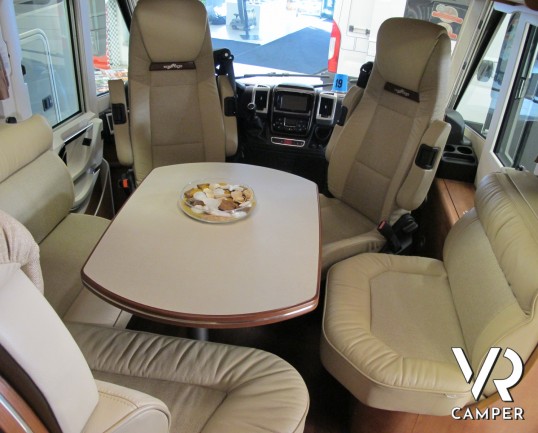 Carthago Chic C-Line I 5.0: camper motorhome nuovo con letto nautico posteriore, patente C, 4 posti omologato, ampio garage e dinette comoda.