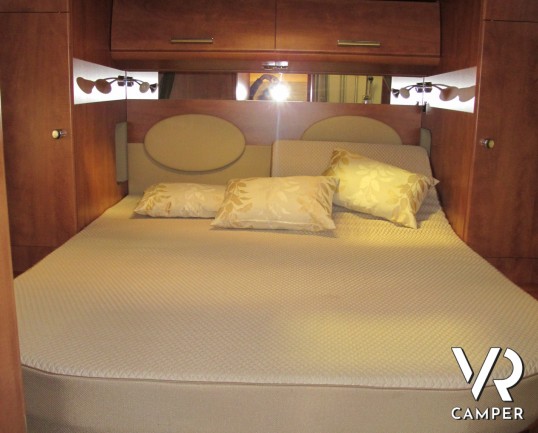 Carthago Chic C-Line I 5.0: camper motorhome nuovo con letto nautico posteriore, patente C, 4 posti omologato, ampio garage e dinette comoda.