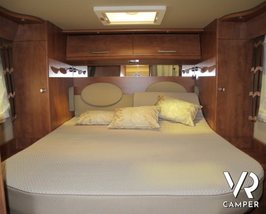 Carthago Chic C-Line I 5.0: camper motorhome nuovo con letto nautico posteriore, patente C, 4 posti omologato, ampio garage e dinette comoda.