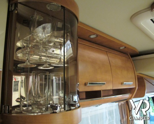 Carthago Chic C-Line I 5.0: camper motorhome nuovo con letto nautico posteriore, patente C, 4 posti omologato, ampio garage e dinette comoda.