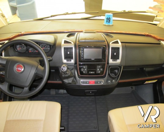 Carthago Chic C-Line I 5.0: camper motorhome nuovo con letto nautico posteriore, patente C, 4 posti omologato, ampio garage e dinette comoda.