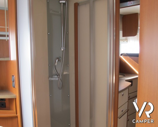 Challenger Mageo 119 EB_camper semintegrale usato con letto nautico, frigorifero grande, bagno e doccia separati, oblò panoramico_italiavr_vendita e n