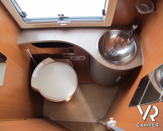 Challenger Mageo 119 EB_camper semintegrale usato con letto nautico, frigorifero grande, bagno e doccia separati, oblò panoramico_italiavr_vendita e n