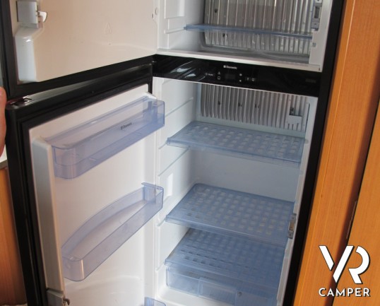 Challenger Mageo 119 EB_camper semintegrale usato con letto nautico, frigorifero grande, bagno e doccia separati, oblò panoramico_italiavr_vendita e n