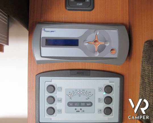 Challenger Mageo 119 EB_camper semintegrale usato con letto nautico, frigorifero grande, bagno e doccia separati, oblò panoramico_italiavr_vendita e n