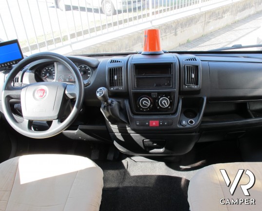 Challenger Mageo 119 EB_camper semintegrale usato con letto nautico, frigorifero grande, bagno e doccia separati, oblò panoramico_italiavr_vendita e n