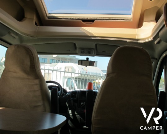 Challenger Mageo 119 EB_camper semintegrale usato con letto nautico, frigorifero grande, bagno e doccia separati, oblò panoramico_italiavr_vendita e n