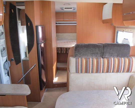 Challenger Mageo 119 EB_camper semintegrale usato con letto nautico, frigorifero grande, bagno e doccia separati, oblò panoramico_italiavr_vendita e n